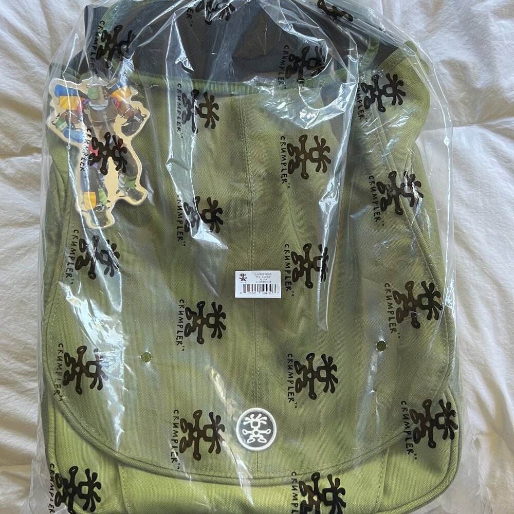 NWT vintage Crumpler (Australian) "The Luncheon" 15" laptop bag olive/pale olive